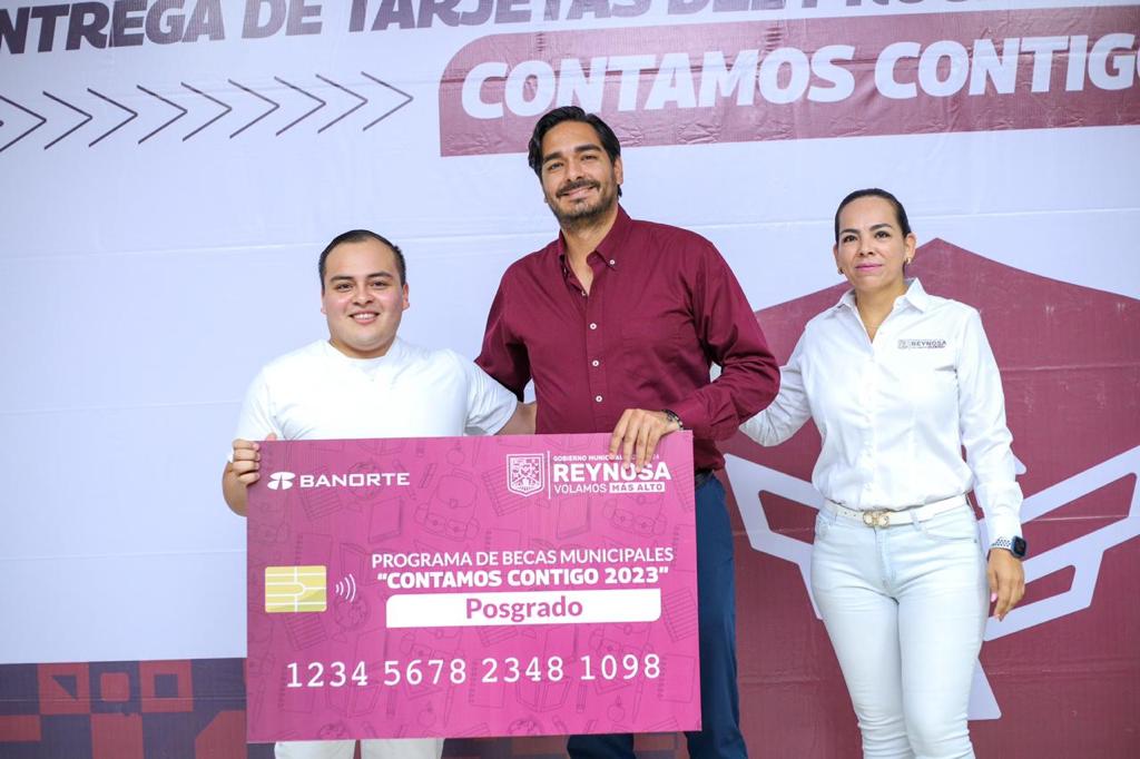 Entregó Alcalde Carlos Peña Ortiz Tarjetas de Becas de Posgrado – Administración Municipal Reynosa 2021-2024
