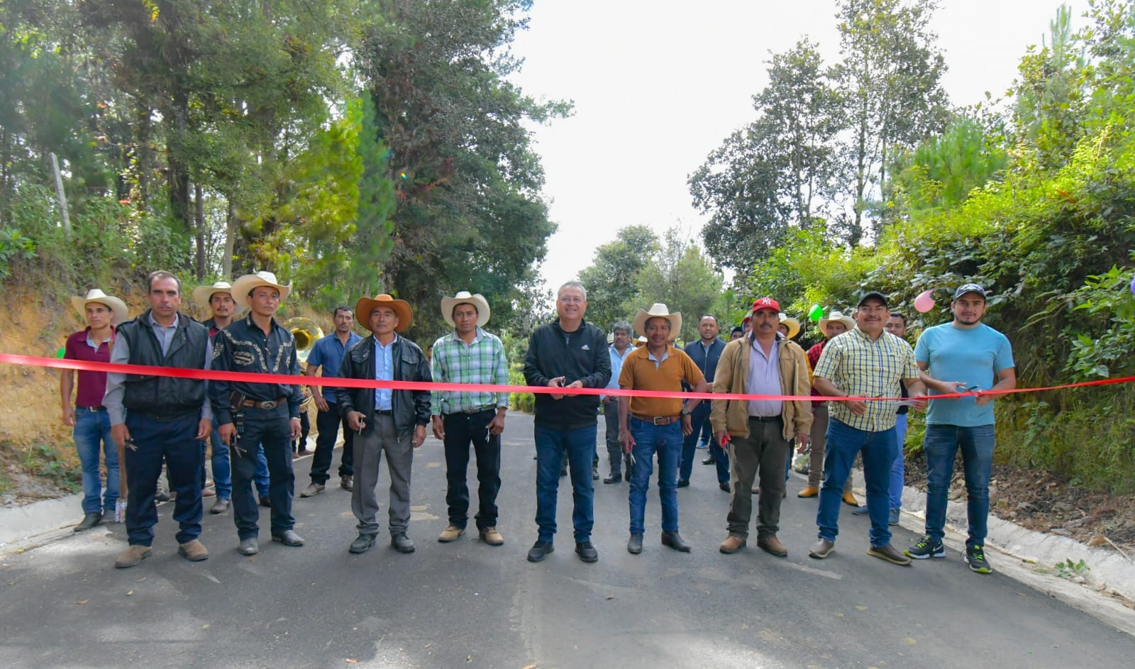 ALCADE MDO REALIZÓ LA ENTREGA DE LA OBRA DE PAVIMENTACIÓN DE CARPETA ASFÁLTICA DEL CAMINO DE LA COMUNIDAD BUENAVISTA. – H. Ayuntamiento de San Cristóbal de Las Casas