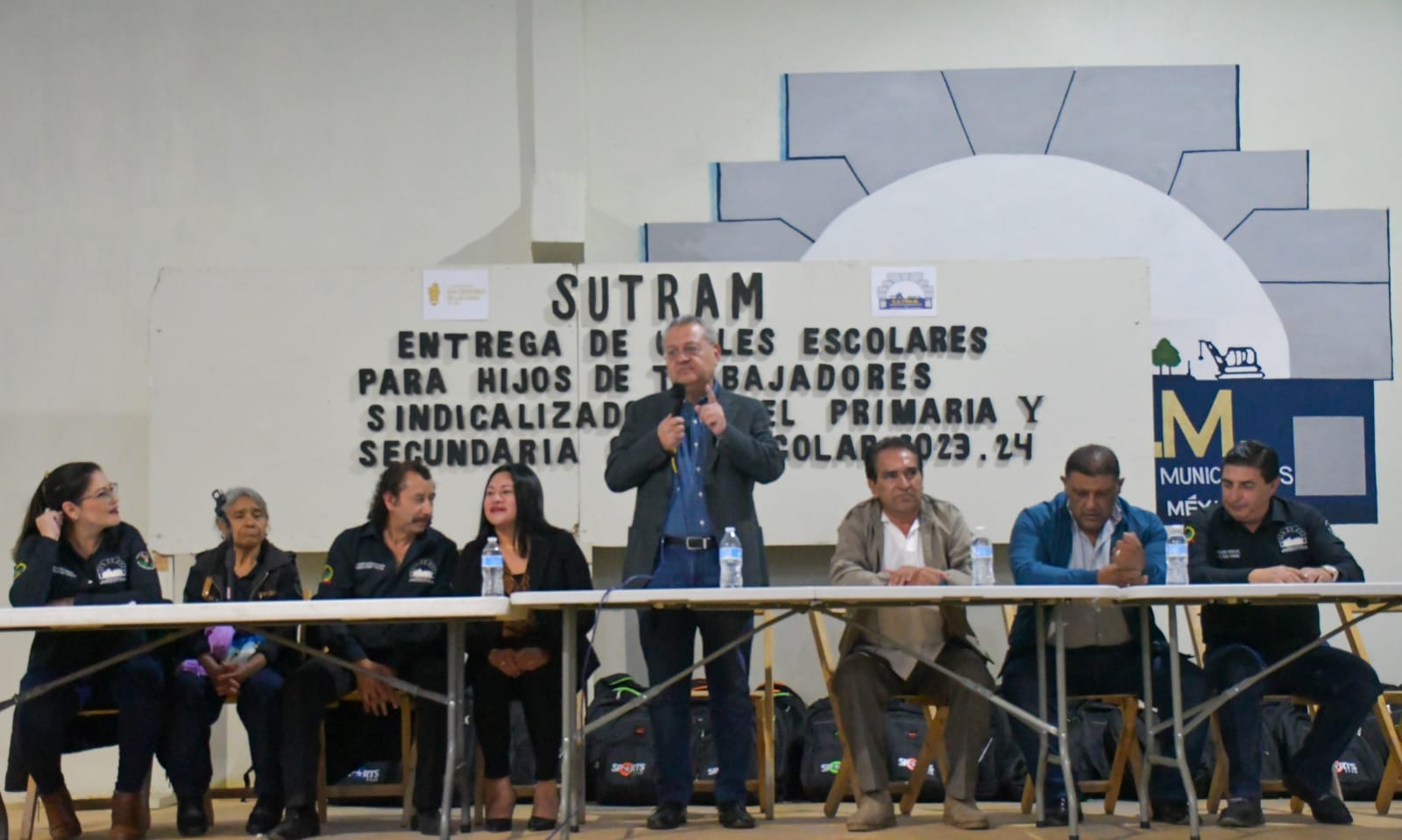 ALCALDE MDO ENTREGA ÚTILES ESCOLARES A HIJOS DE SINDICALIZADOS. – H. Ayuntamiento de San Cristóbal de Las Casas